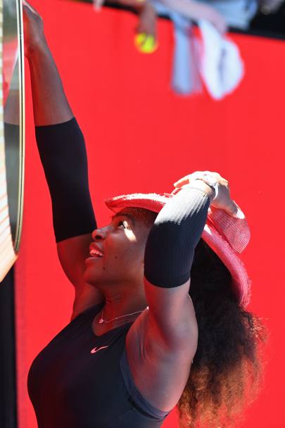 Serena riceve in regalo un cappello da un tifoso dopo la vittoria (Afp)